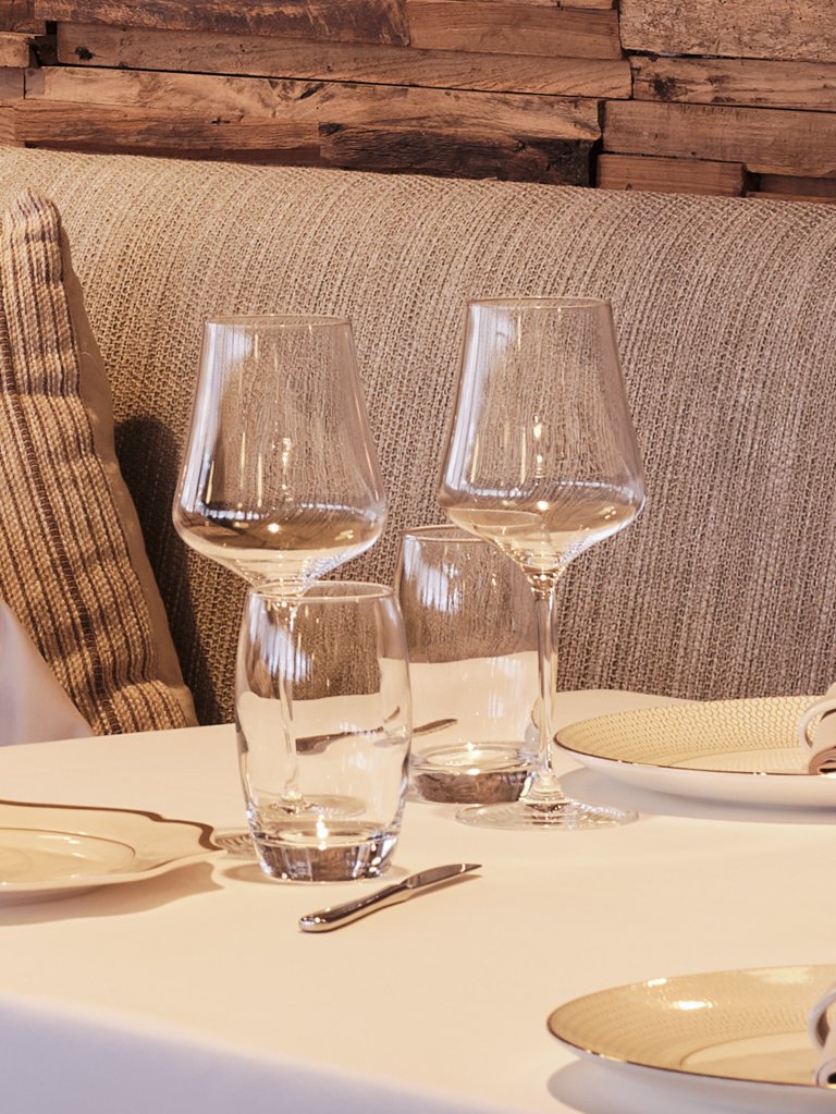 Hotel-Ambassador-Drinks-Hover-7-768×1023